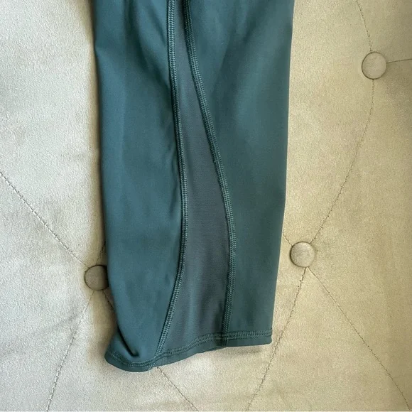 Lululemon Women's 8 Green Capri Leggings Pants Mesh Side - Picture 4 of 5
